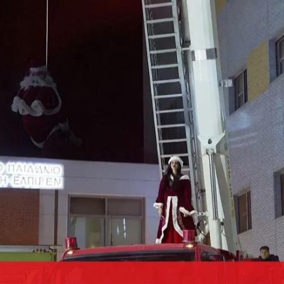 Bombeiros gregos fazem rapel para entregar prendas a crianças hospitalizadas