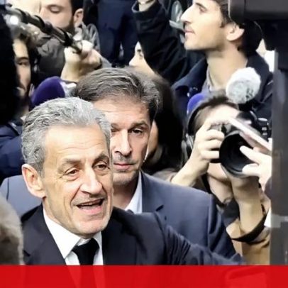 Multidão na porta da livraria onde Sarkozy autografava livro sobre prisão de 20 dias