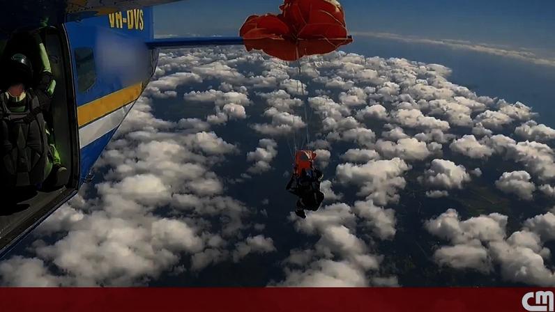 Paraquedista fica preso na asa de avião a 4500 metros na Austrália