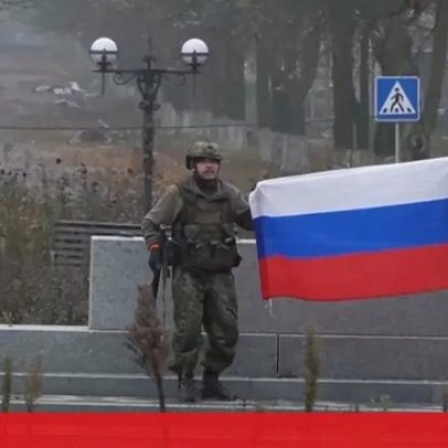 Exército russo divulga vídeo de militar com bandeira russa em Pokrovsk