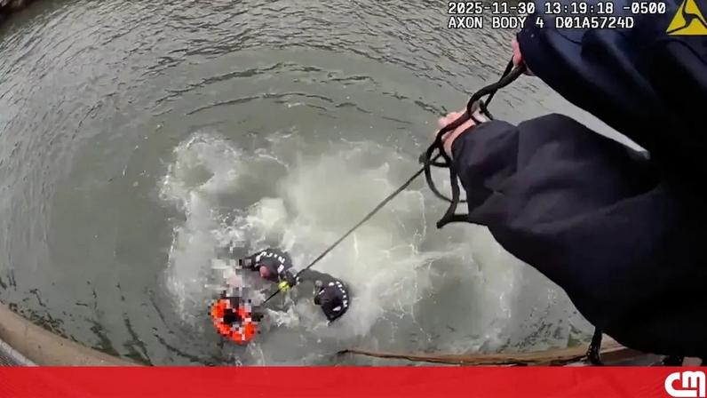 Polícias salvam homem que se afogava ao saltarem para o rio em Nova Iorque