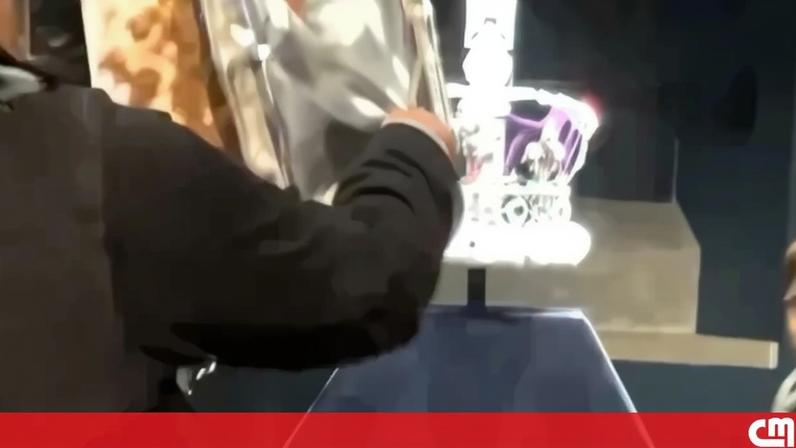Mostram ativistas a vandalizar vitrine com joias da coroa na Torre de Londres