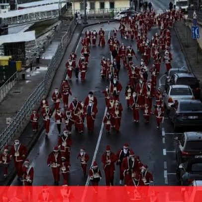 Milhares de pessoas com fantasia de Pai Natal correm pelas ruas de Budapeste