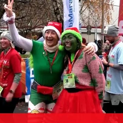 Pais Natais, duendes e Grinches com camisolas feias correm na Alemanha