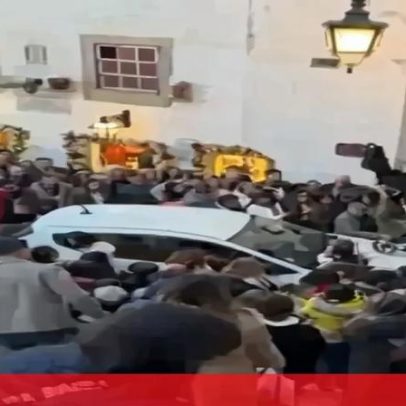 Carro tenta atravessar multidão no Castelo de Óbidos durante Vila de Natal