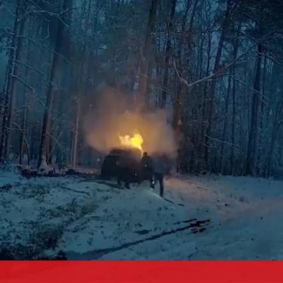Condutor resgatado de carro em chamas durante tempestade de neve nos EUA