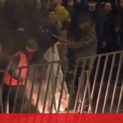 Manifestantes arremessam garrafas de vidro e queimam bandeira junto à Assembleia