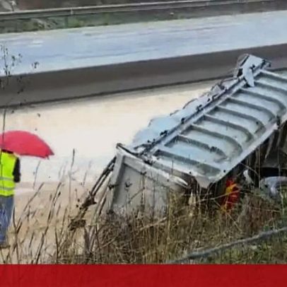 Camião despista-se e tomba na A22 em Loulé, condutor ferido