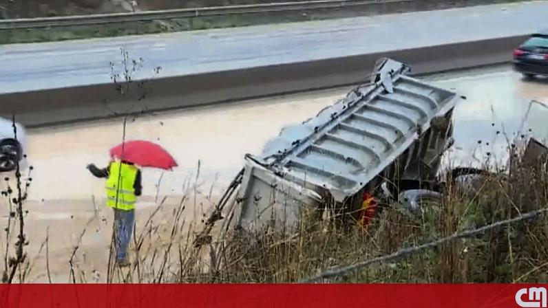 Camião despista-se e tomba na A22 em Loulé, condutor ferido