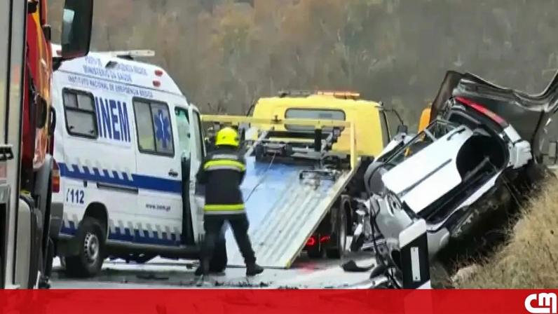 Colisão entre carro e ambulância no IP2 deixa dois feridos graves