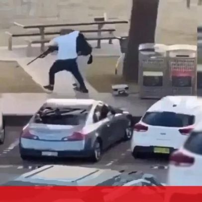 Cidadão desarma atirador durante tiroteio em Sydney, vídeo mostra