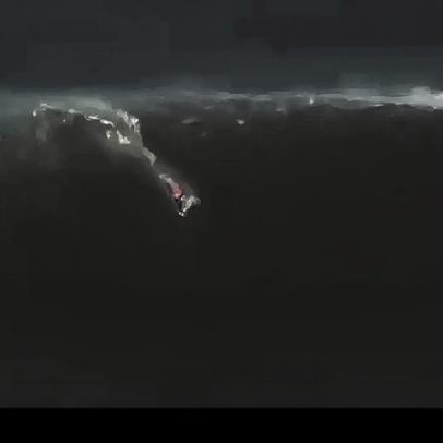 Multidão presencia prova de ondas gigantes na Nazaré