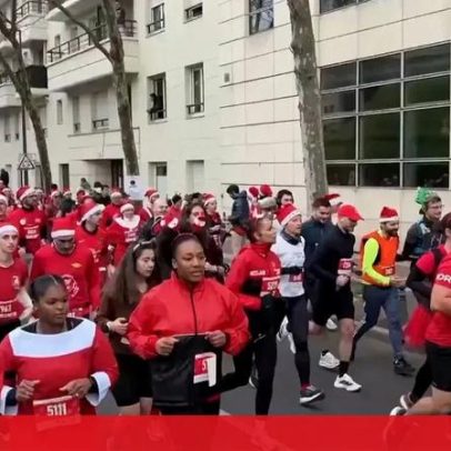 Milhares de Pais Natal participam na corrida natalícia de Paris
