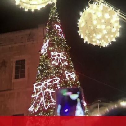 Árvore de Natal ilumina novamente o bairro cristão da Cidade Velha, Jerusalém