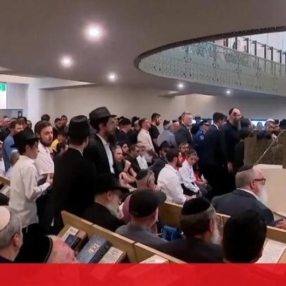 Primeiro funeral das vítimas do massacre em Sydney emociona familiares