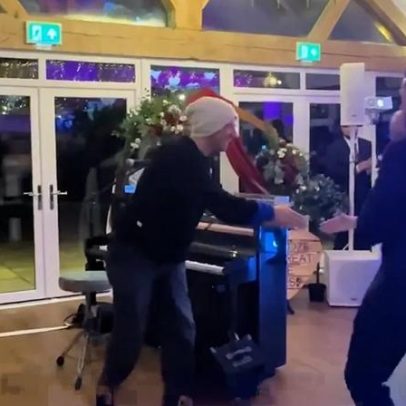 Chris Martin surpreende recém-casados e canta no casamento