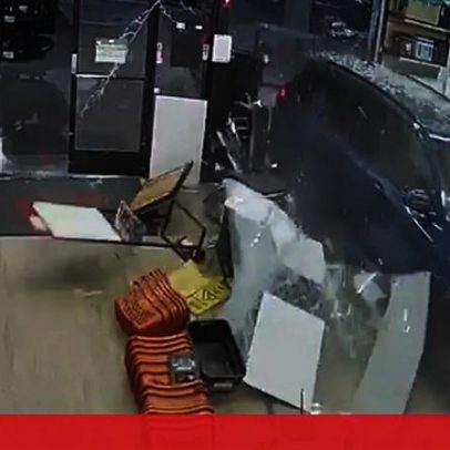 Carro entra pela vitrine de loja e causa incêndio