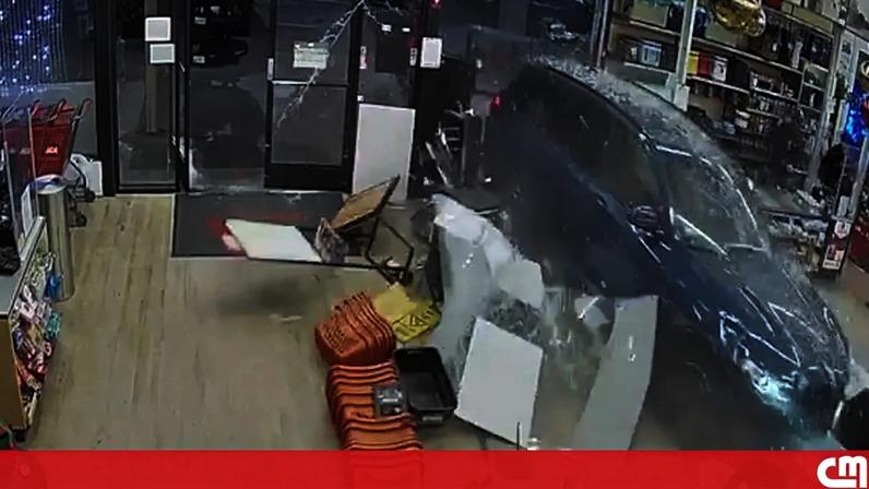 O momento em que carro entra pela vitrine de uma loja e provoca incêndio