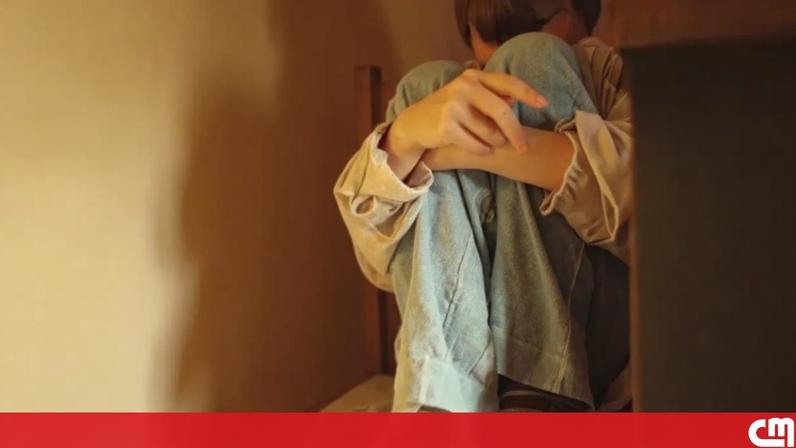 Auxiliar de educação é acusada de agredir aluno autista em Almeirim