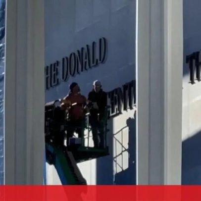 Imagens mostram início da colocação do nome de Trump no Kennedy Center