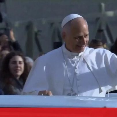 Papa chega à Praça de São Pedro para a última audiência jubilar