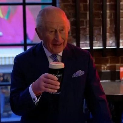 Carlos III serve Guinness durante visita a cervejeira