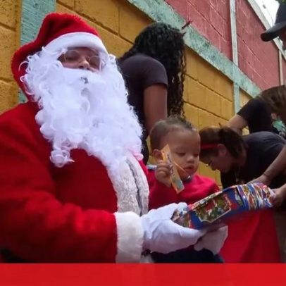 Pai Natal visita comunidades de baixa renda em Caracas