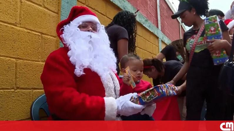 Pai Natal visita comunidades de baixa renda em Caracas