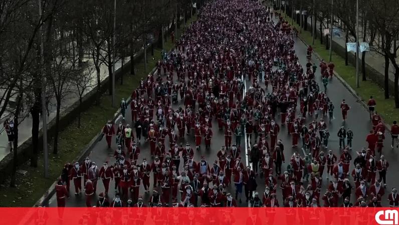 Milhares de Pais Natais correm por caridade em Madrid