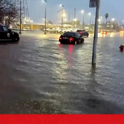 Ruas ficam completamente alagadas após chuvas intensas na Califórnia