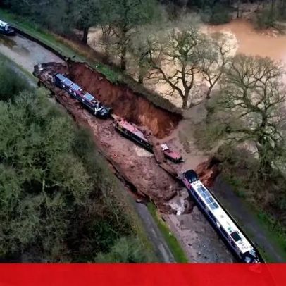 Barcos encalhados após desabamento de terra drenarem água de canal no Reino Unido