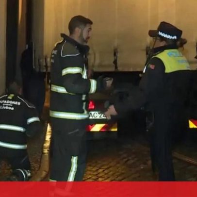 Camião de mercadorias fica preso numa rua estreita de Alfama