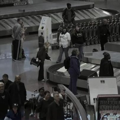 Milhares de viajantes enchem aeroportos para chegar a tempo da noite de Natal