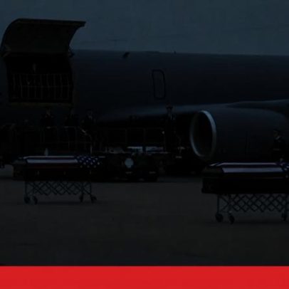 Corpos de dois militares da Guarda Nacional de Iowa chegam a casa antes do Natal