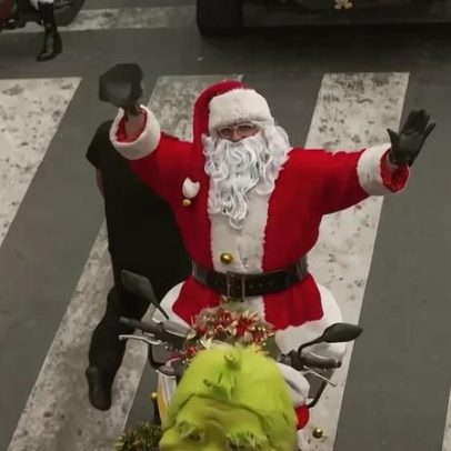 Polícia Nacional do Peru desfila com traje de Natal nas ruas de Lima