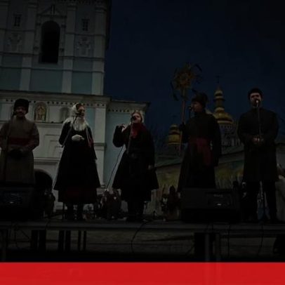 Ucranianos cantam canções de Natal em desfile sob sirenes de alarme