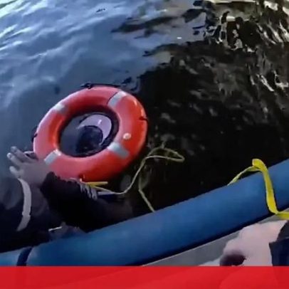 Polícia marítima salva homem no meio do rio em Nova Iorque