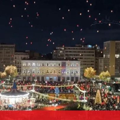 Centenas soltam lanternas de papel em Atenas na Noite dos Desejos