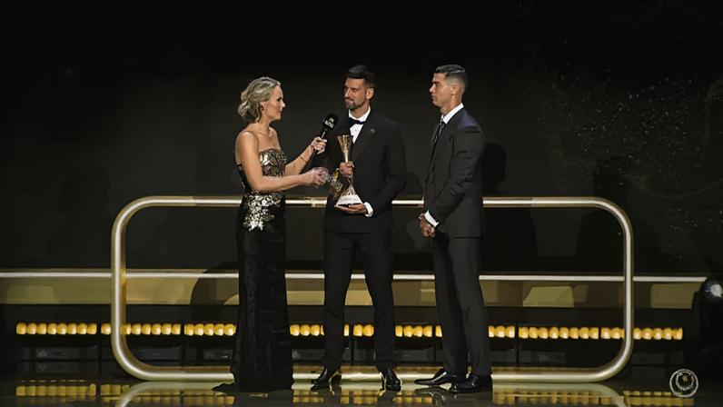Imagem de Novak Djokovic recebendo o prémio