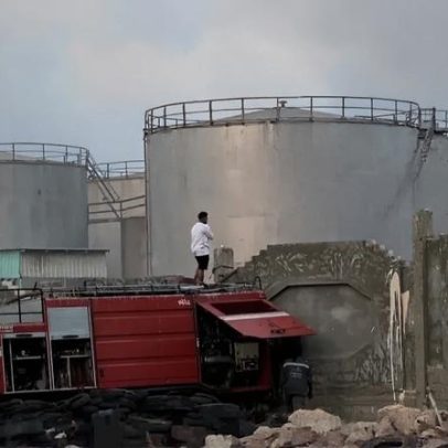 Arábia Saudita bombardeia porto no Iémen por armas, causando destruição e fumo