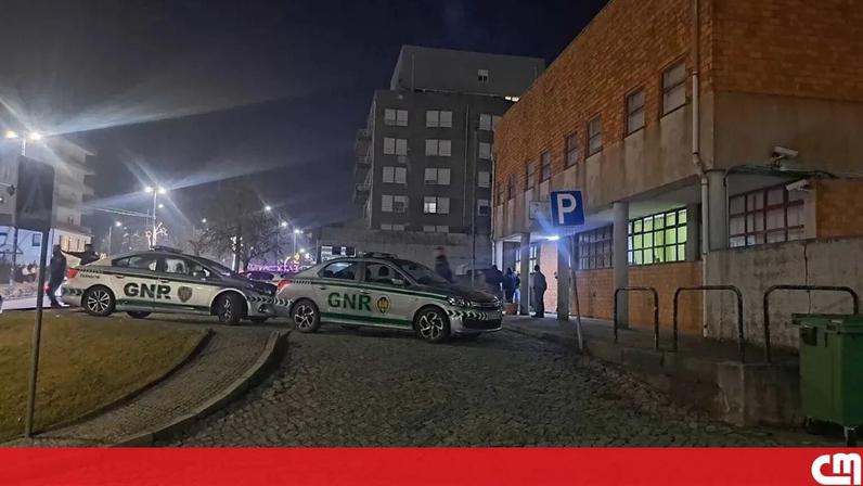 GNR condenado a 13 anos de prisão por burlas a idosos barrica-se no posto de Felgueiras e ameaça matar-se