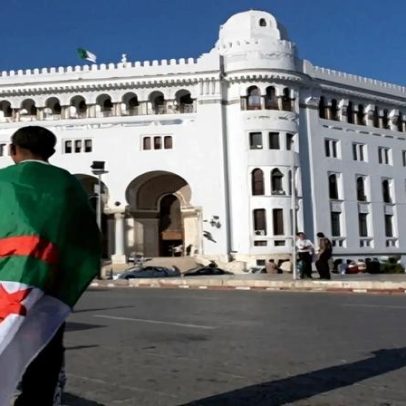 Argélia aprova lei que criminaliza colonização