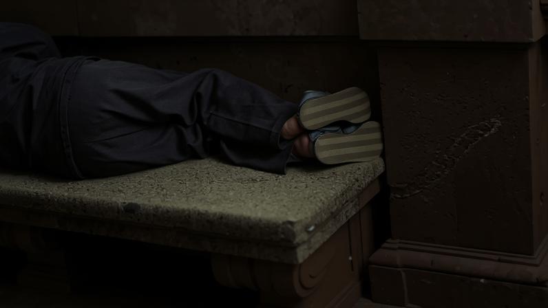 Sem-abrigo de Lisboa recebem roupas quentes e cuidados médicos na festa de Natal