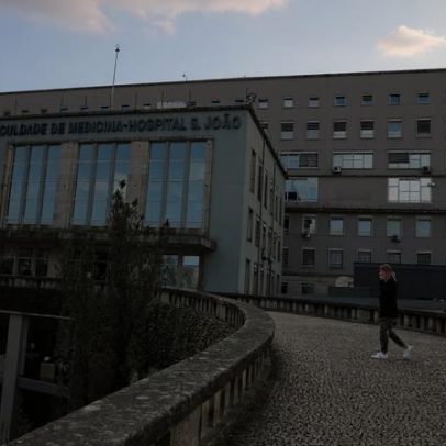 Faculdade de Medicina do Porto levanta suspensão a professor acusado de assédio