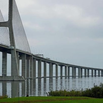 Acidente na Ponte Vasco da Gama corta duas vias no sentido Norte-Sul