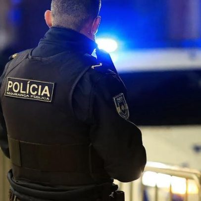 Encapuzados apontam arma à cabeça de polícia
