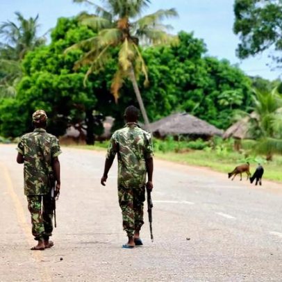 Casal resgatado de rocha após enchente no centro de Moçambique