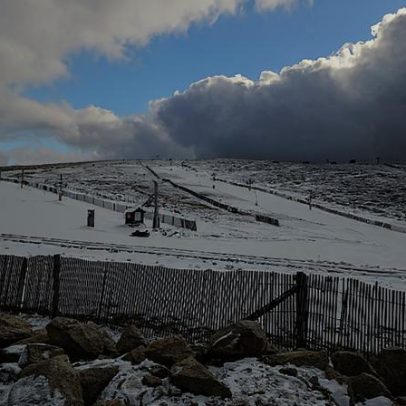 Via de acesso à Serra da Estrela cortada pela neve