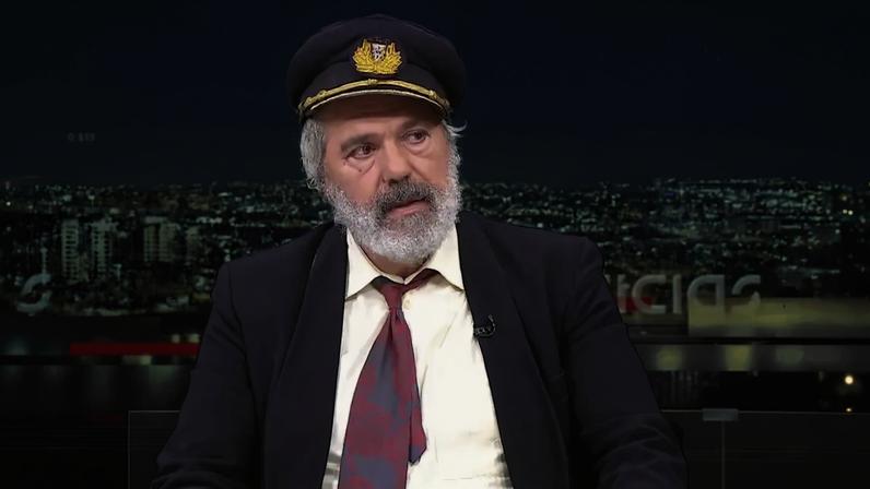 Manuel João Vieira expõe o absurdo da política entre o irracional e o sério