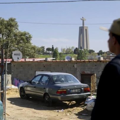 Família sem casa em Penajoia recebe estadia em pensão; risco às crianças